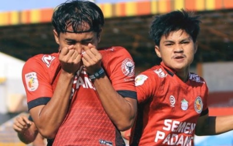 Gol Spektakuler Rosad Setiawan Bawa Semen Padang FC Unggul di Babak Pertama